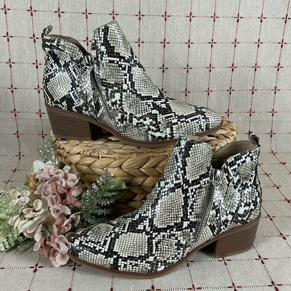 MIA “Auden” Snakeskin Embossed Ankle Boots Almond Toe Sz 7.5 Bootie NWOB - Picture 1 of 7